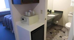 um banheiro com pia e vaso sanitário em Hilgard House Westwood Village em Los Angeles mais 68 fotografias