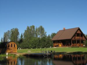 una grande cabina in legno accanto a un lago di Väike-Pärna Holiday Home a Otepää