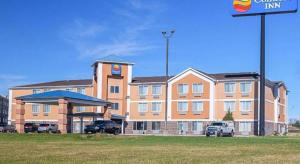 ein großes Gebäude, vor dem Autos parken in der Unterkunft Comfort Inn Lincoln I-80 in Arbor