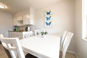 kuchnia z białym stołem jadalnym i krzesłami w obiekcie Sun, Sand, Coastal Haven 3 w mieście Clearwater Beach