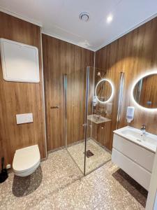 Koupelna v ubytování Førde Gjestehus og Camping + 52 fotografií