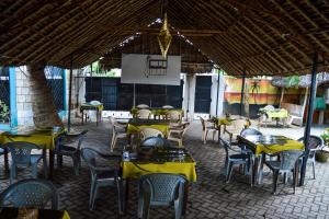 En restaurant eller et andet spisested på Ogalis K-coast Hotel