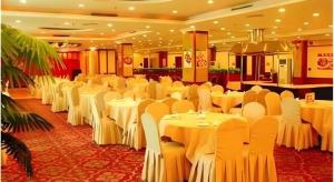 a banquet hall with white tables and white chairs at GreenTree Alliance Guangdong Shenzhen Pinghu Avenue Jingdu Town Hotel in Tiantangwei