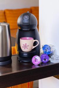 une cafetière assise sur un comptoir avec une tasse dans l'établissement EpiCenter by RV Apartments, à Varna 34 autres photos