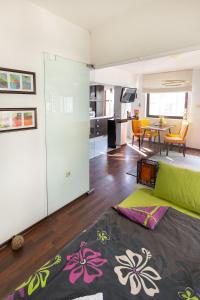 un salon avec un canapé vert et une salle à manger dans l'établissement EpiCenter by RV Apartments, à Varna