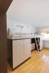 une cuisine avec un évier et un bureau dans l'établissement EpiCenter by RV Apartments, à Varna