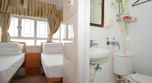 O baie la New Mong Kok Guest House +254 fotografii