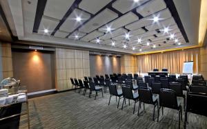 une salle de conférence avec des chaises et une estrade. dans l'établissement Brits Hotel Karawang, à Poponcal 2 177 autres photos