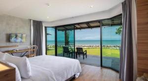 une chambre avec un lit et une vue sur l'océan dans l'établissement i Tara Private, à Ban Laem Phak Bia (1) 112 autres photos