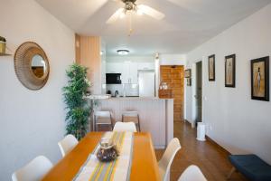 une salle à manger et une cuisine avec une table et des chaises dans l'établissement Bonito Piso a 1 minuto de la Playa, à La Antilla