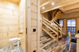 布科维纳-塔钱斯卡Domek góralski w Bukowinie Tatrzańskiej的小木屋浴室设有卫生间和楼梯 更多26张照片