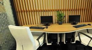 einen Schreibtisch mit zwei Computermonitoren darüber in der Unterkunft Clay Hotel Jakarta in Jakarta