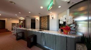un hall d'entrée avec un bar avec des fleurs dessus dans l'établissement Hotel Saiyou WAKIGAWA, à Hirado 172 autres photos
