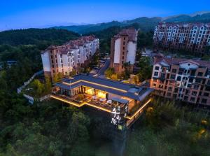 une vue aérienne d'un bâtiment dans une ville dans l'établissement Hexu Yanju Hotel, à Wulong