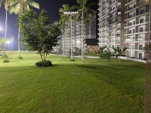 a park in front of a building at night at The Golfside Luxe in Gonapola