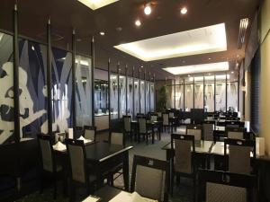 un restaurant avec des tables et des chaises dans une salle dans l'établissement Hotel de Premiere Minowa, à Numajiri 64 autres photos