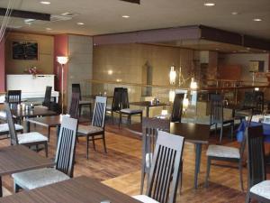 une salle à manger avec des tables et des chaises dans un restaurant dans l'établissement Mimatsu Hotel, à Mito 112 autres photos