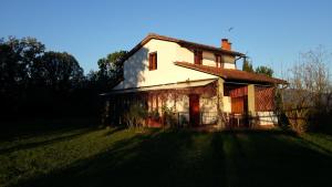 an old house sitting in the middle of a field at Artenatura BeB in Terranuova Bracciolini