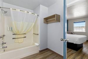 Ένα μπάνιο στο Rodeway Inn Muskogee +23 φωτογραφίες