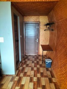 KanthalloorBhramaram resort的走廊设有门、桌子和书桌