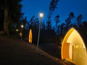 KanthalloorBhramaram resort的一群帐篷在晚上在田野里