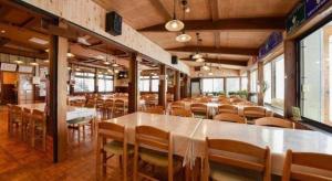 un restaurant avec des tables et des chaises dans une salle dans l'établissement HotelYama, à Nagano