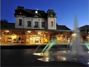 ein Gebäude mit einem Brunnen vor einem Gebäude in der Unterkunft Urban Place Inn Kokura in Kitakyūshū