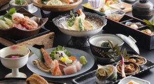 une table avec des assiettes et des bols de nourriture dans l'établissement Ikadasou Sanjou, à Matoya