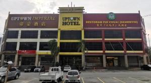 ein großes Gebäude mit auf einem Parkplatz abgestellten Autos in der Unterkunft Uptown Imperial Kajang in Kampong Sungai Kantan