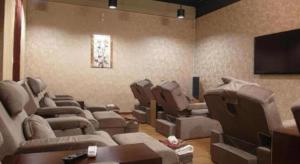 ein Wohnzimmer mit Sofas und einem Flachbildfernseher in der Unterkunft Uptown Imperial Kajang in Kampong Sungai Kantan