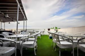 une rangée de tables et de chaises sur un toit dans l'établissement Le Garden Hotel Kota Kemuning Shah Alam, à Kampong Bukit Naga