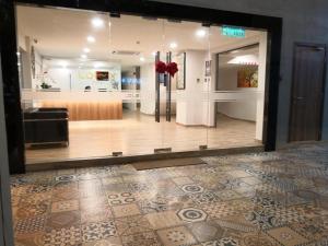 Η κουζίνα ή μικρή κουζίνα στο Hotel LoLex Kuchai Lama