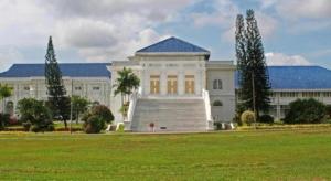 ein großes weißes Gebäude mit einer Wiese davor in der Unterkunft MIYABI HOTEL PERMAS in Johor Bahru