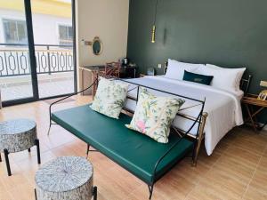 ein Schlafzimmer mit einem großen Bett und einem Tisch in der Unterkunft Vrest Hotel Otres Beach in Sihanoukville + 14 Fotos