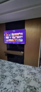 Μια τηλεόραση ή/και κέντρο ψυχαγωγίας στο Bencarol Apartment