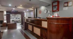 un bar dans un restaurant avec une voiture garée dans l'établissement River Park Hotel, à Sibu