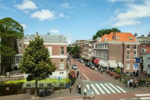 a city street with buildings and a crosswalk at Stayci Serviced Apartments Denneweg in The Hague