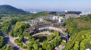 Vue aérienne d'un bâtiment sur une colline dans l'établissement Suzhou Qingshan Conference Center, à Suzhou