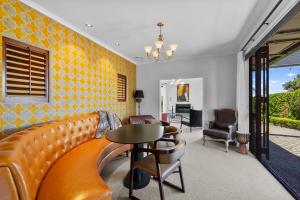 ein Wohnzimmer mit Sofa und Tisch in der Unterkunft Main House & Guest House - Group Perfect in Coatesville