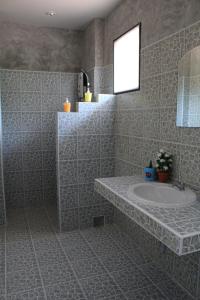 Ett badrum på Nananuira Apartment and Room