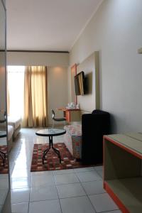 SolokにあるHotel Taufina Solokのテーブルとソファのあるリビングルーム