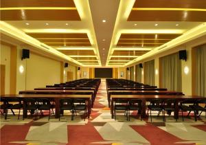 ein großer Raum mit Tischen und Stühlen in der Unterkunft Borrman Hotel Hechi Bama Central Cultural Plaza in Bama