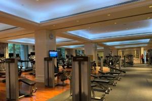 ein Fitnessstudio mit einer Reihe von Laufbändern und Geräten in der Unterkunft Borrman Hotel Hechi Bama Central Cultural Plaza in Bama