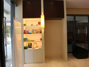 Kuchyň nebo kuchyňský kout v ubytování IU Hotel Nanchang West Railway Metro Station