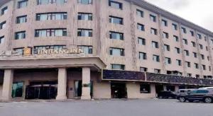 un grand bâtiment avec une enseigne sur la façade dans l'établissement Jinjiang Inn Select Urumqi Midong Avenue, à Miquan