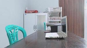 un ordinateur portable posé sur une table dans l'établissement Hotel O Amor Kost, à Oesapa-besar