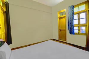 Habitación vacía con cama y ventana en HOTEL O SK GRAND, en Sitāpur