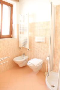 羅通達的住宿－B&B da Peppe，一间带卫生间和水槽的浴室