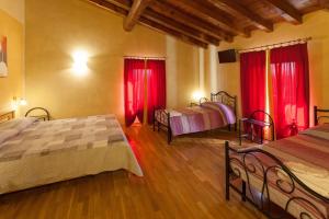 Postel nebo postele na pokoji v ubytování Hotel Alla Corte dei Bicchi + 37 fotografií