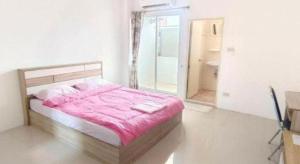 - une chambre dotée d'un lit avec des draps roses et un miroir dans l'établissement Orchid Residence At Amata, à Ban Yan Su 103 autres photos